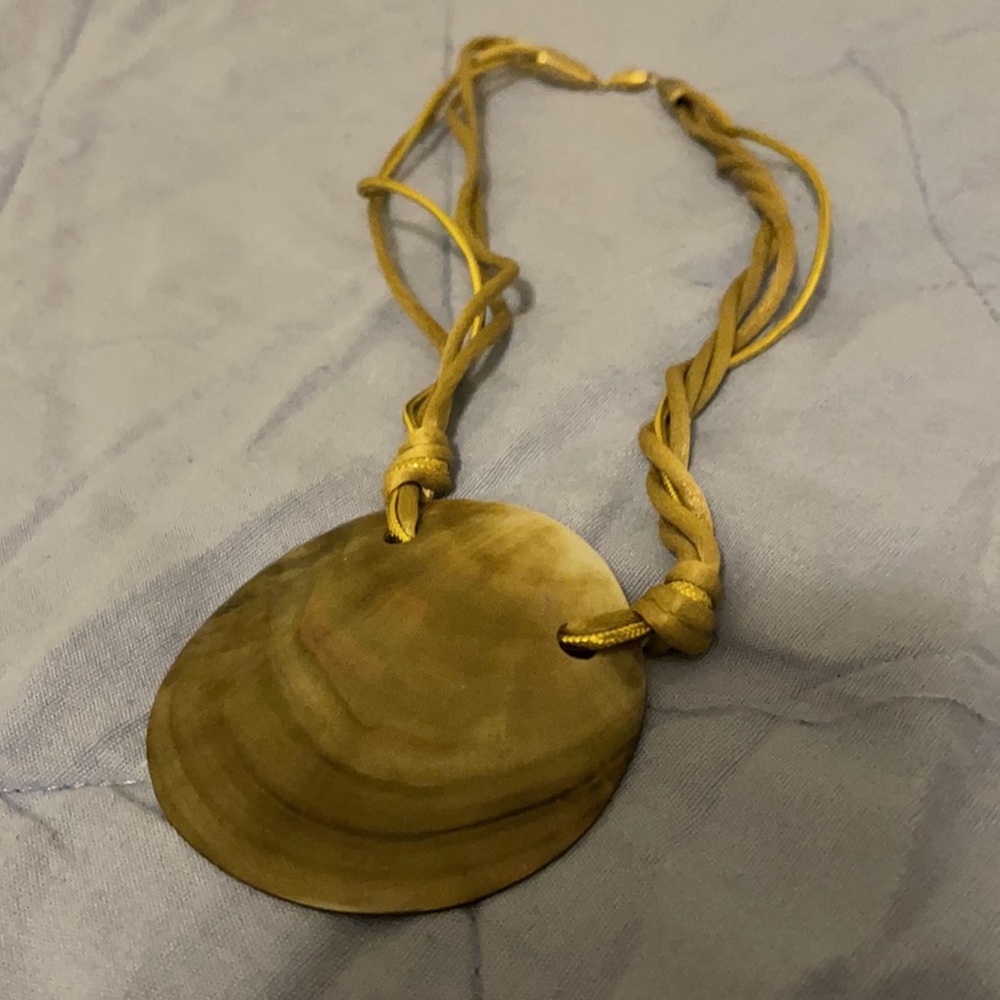 v i n t a g e ::
 shell necklace art deco pin up style